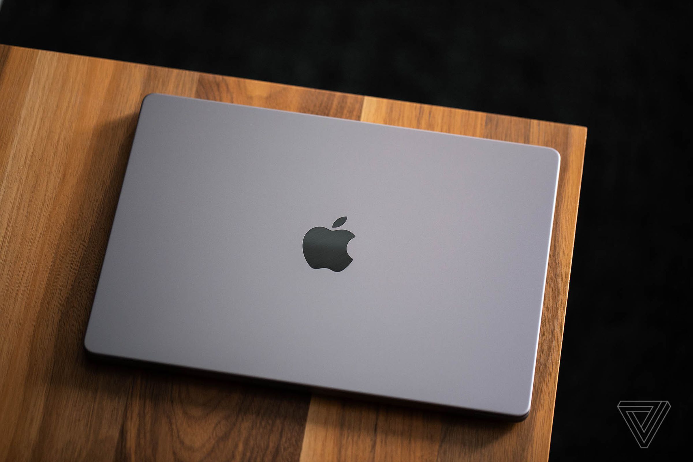 The MacBook Pro 14 closed seen from above on a wooden table.